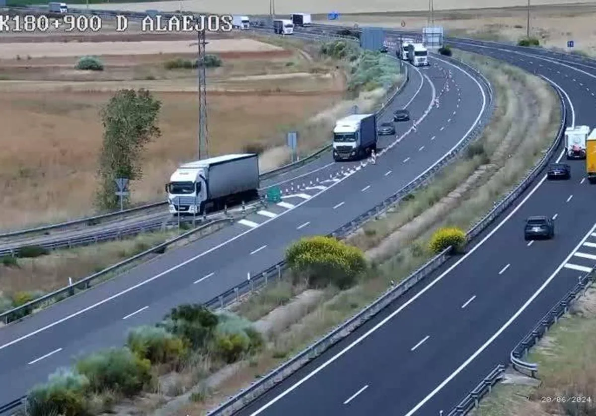 Valladolid Cortada la A 62 en Alaejos hacia Salamanca por un camión